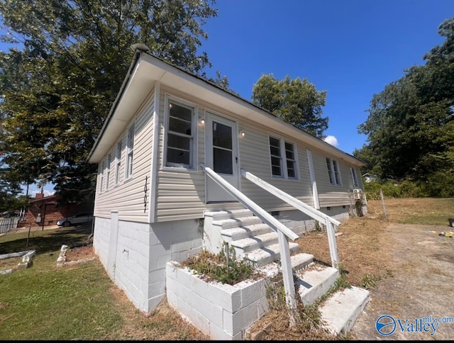 view of front of house featuring a front lawn