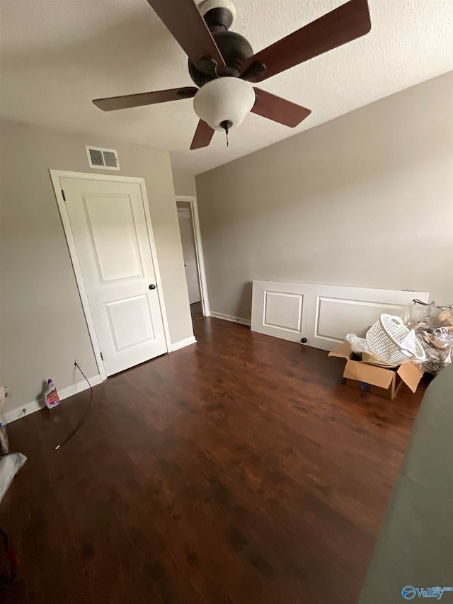 unfurnished room featuring ceiling fan and a textured ceiling