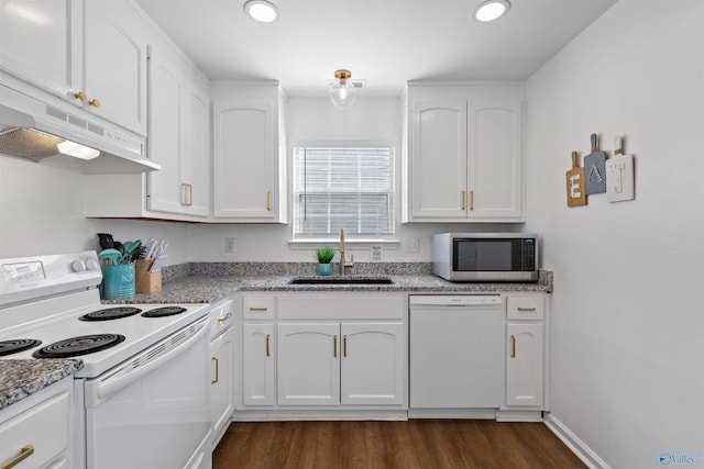 kitchen featuring a sink, under cabinet range hood, dark wood-style floors, white cabinetry, and white appliances