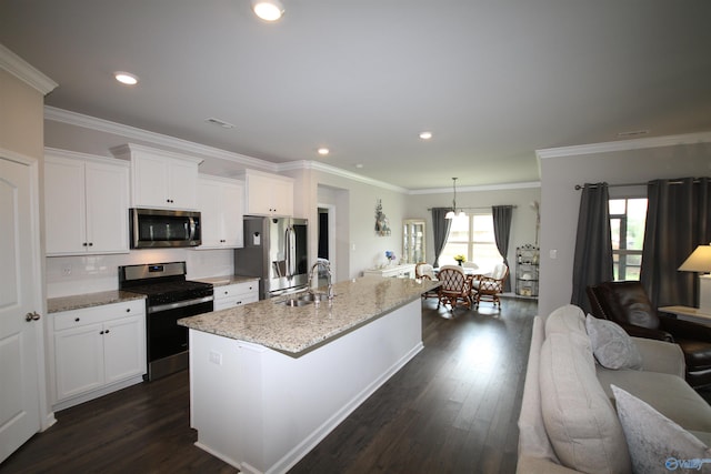 kitchen featuring a kitchen island with sink, dark wood-style flooring, a sink, white cabinets, and stainless steel appliances