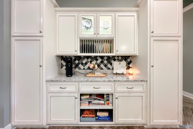 bar featuring backsplash