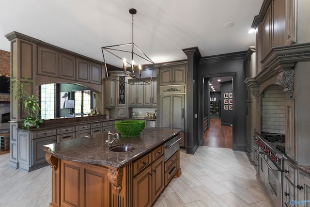 kitchen with decorative backsplash, light hardwood / wood-style flooring, a center island with sink, ornamental molding, and sink