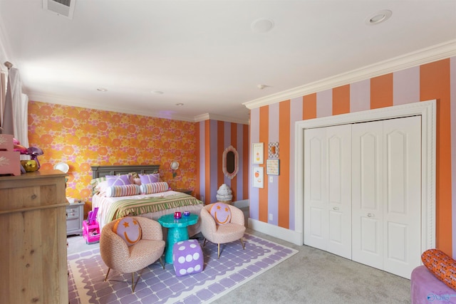 bedroom featuring crown molding, carpet floors, and a closet