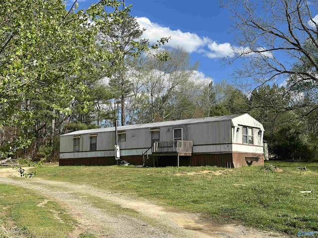 manufactured / mobile home featuring a front yard