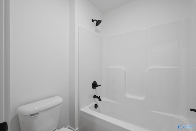 bathroom featuring toilet and washtub / shower combination