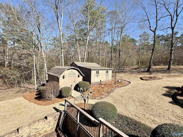 view of yard with a shed