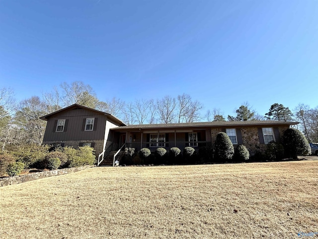 view of front facade featuring covered porch and a front lawn