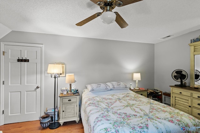 2413 Remington Cir SW, Decatur, AL 35601 - bedroom with wood finished floors, a textured ceiling, and ceiling fan