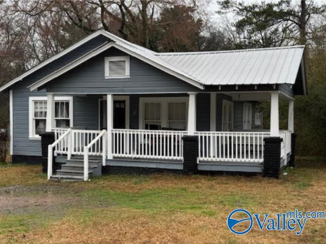 view of front of property with a porch and a front lawn