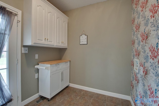 washroom featuring baseboards