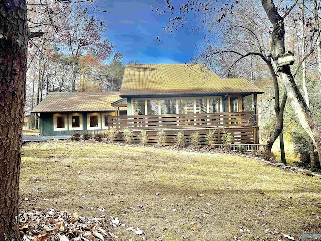 view of front of house featuring a front lawn