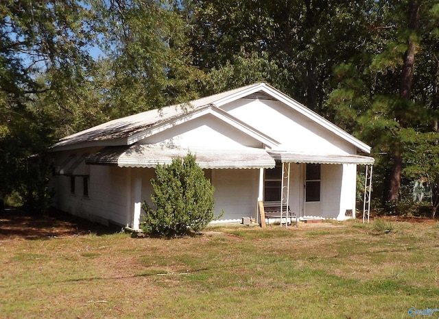 view of front of property featuring a front lawn