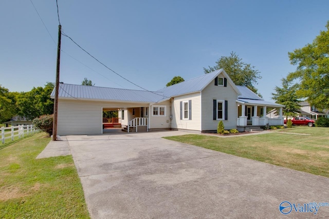 view of front of property featuring a porch, a front lawn, and a carport