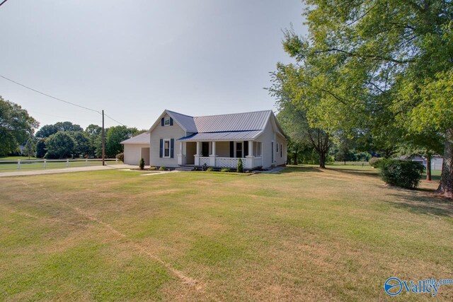 view of front facade featuring a front yard and a porch