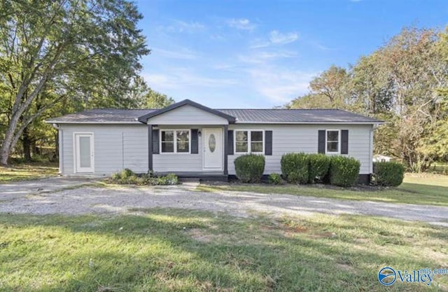 single story home featuring a front yard