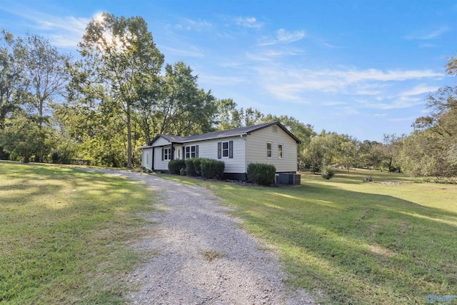 view of front facade with driveway and a front yard