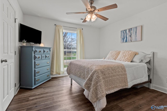 bedroom featuring dark wood-style floors, baseboards, and a ceiling fan