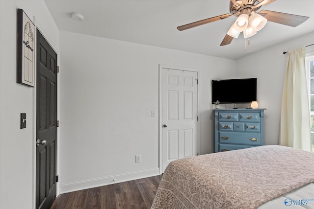 bedroom with baseboards, dark wood-style floors, and a ceiling fan