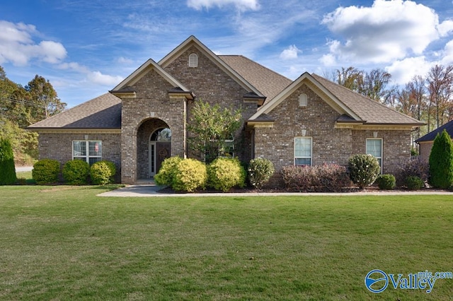 view of front of house featuring a front lawn