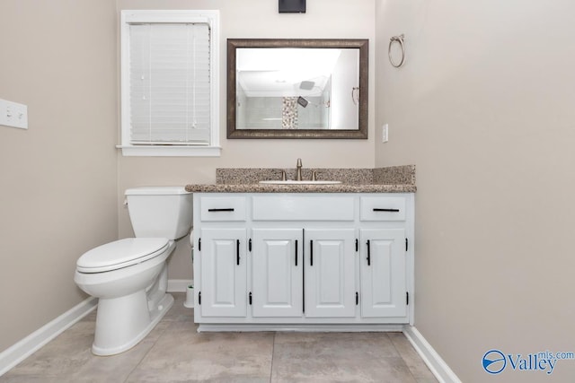 full bathroom featuring a shower, toilet, vanity, and baseboards