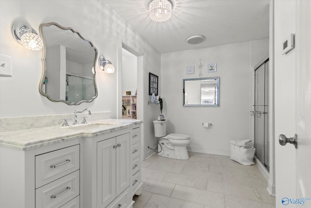 full bath featuring vanity, toilet, baseboards, and a stall shower