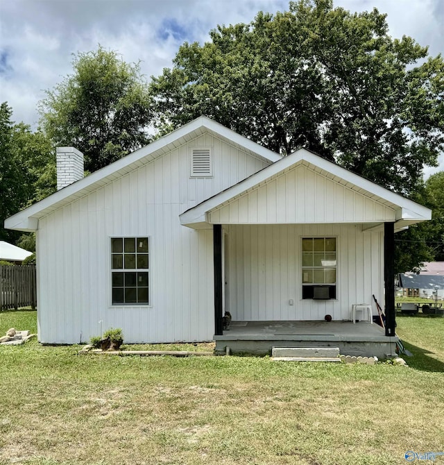 view of front facade with a front lawn and a porch