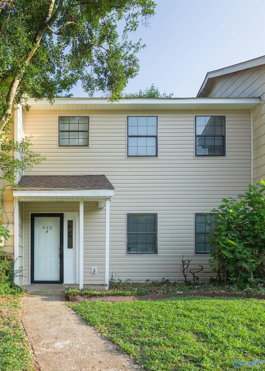 view of front of property featuring a front yard