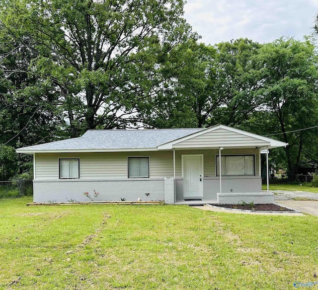 single story home with a front lawn