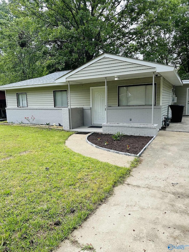 ranch-style home featuring a front yard