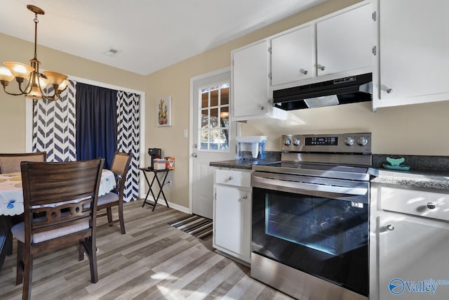 kitchen with pendant lighting, an inviting chandelier, electric stove, light wood-type flooring, and white cabinetry