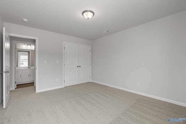 unfurnished bedroom with carpet flooring and a closet