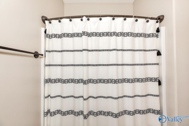 full bathroom featuring curtained shower