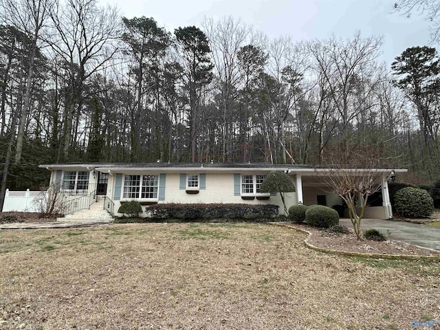 single story home featuring a front lawn