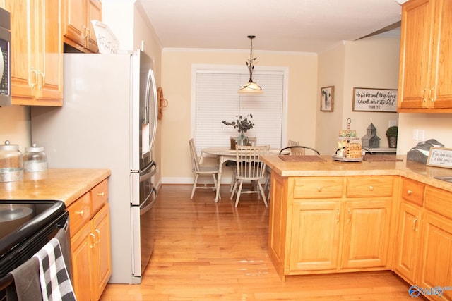 kitchen with crown molding, light countertops, light wood-type flooring, and a peninsula