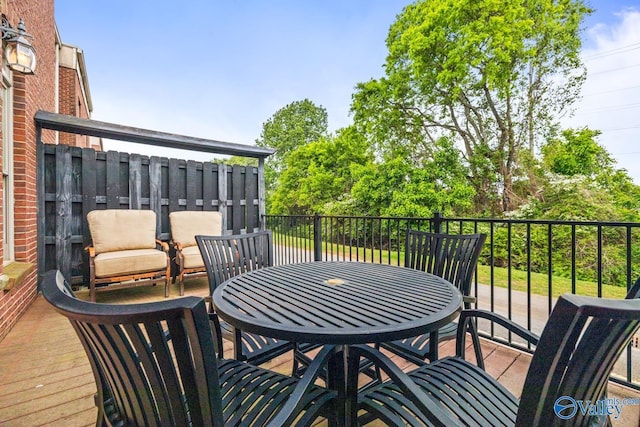 deck featuring outdoor dining space