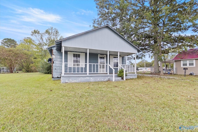 view of front of house featuring a front lawn and covered porch