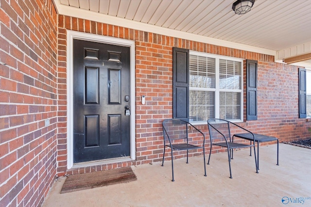 property entrance featuring a porch