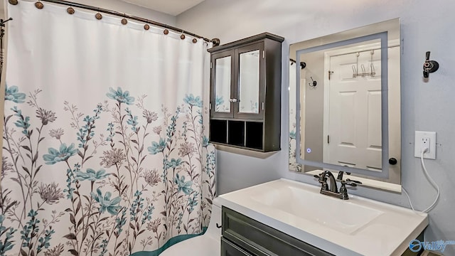 bathroom with a shower with curtain and vanity