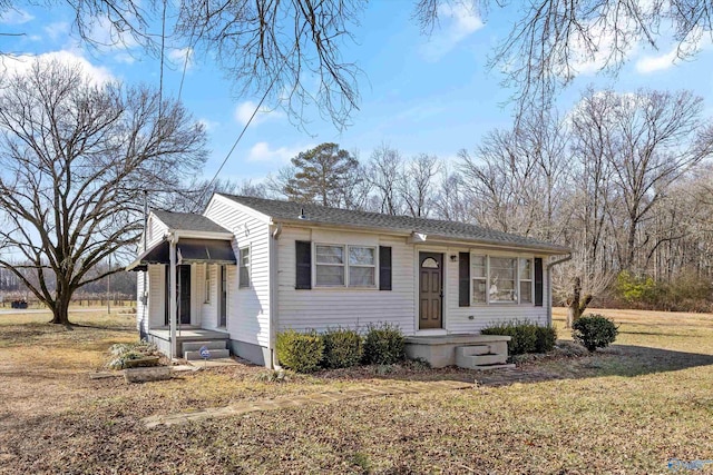 view of front of house with a front lawn