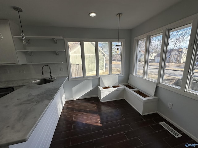 dining room with baseboards, recessed lighting, visible vents, and wood tiled floor