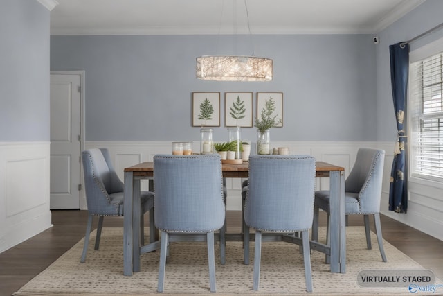 dining area featuring crown molding, dark hardwood / wood-style flooring, and an inviting chandelier