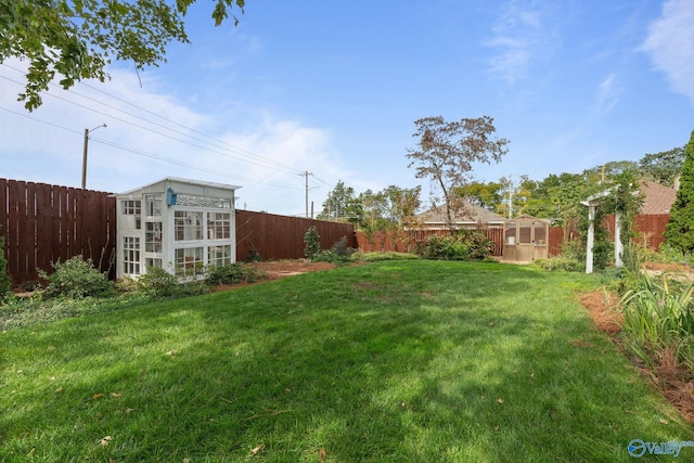 view of yard featuring an outbuilding