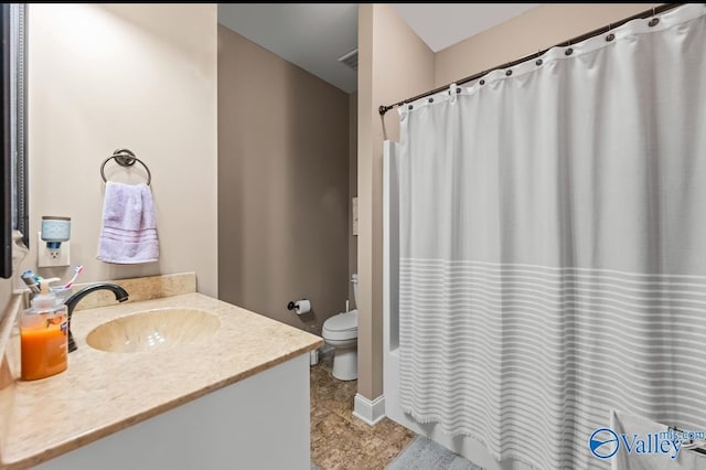 full bath with curtained shower, toilet, visible vents, and vanity