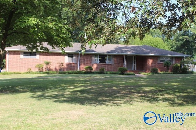 ranch-style house featuring a front yard