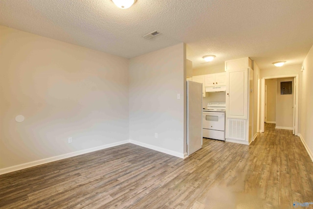 403 Rooks St, Hartselle, AL 35640 - empty room featuring visible vents, light wood-style flooring, baseboards, and a textured ceiling