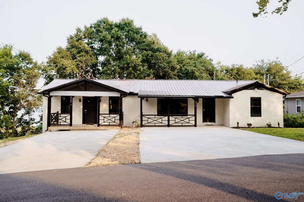 ranch-style house featuring covered porch