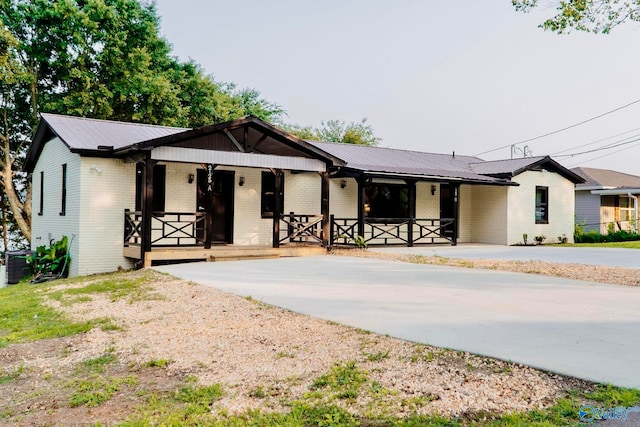 ranch-style house with a porch