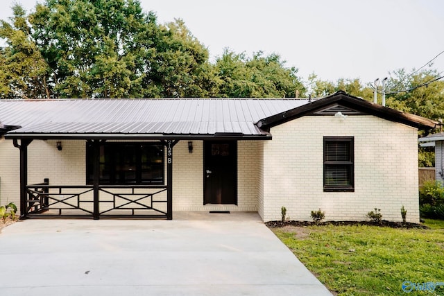 ranch-style home featuring covered porch