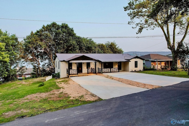 single story home featuring a front yard