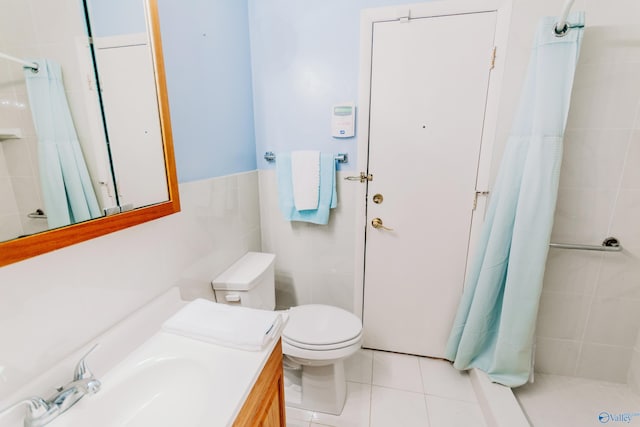 full bath featuring tiled shower, tile walls, toilet, and tile patterned floors